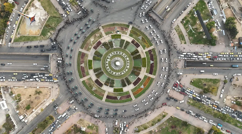 Şam sokaklarındaki yeni Suriye polis araçlarından oluşan büyük bir geçit töreni (İçişleri Bakanlığı'nın X hesabından)