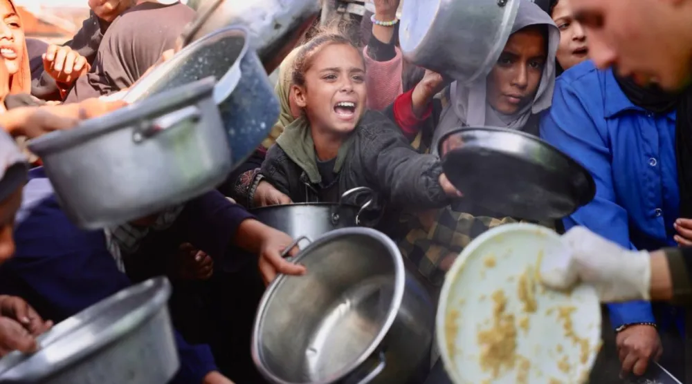Gazze'deki çocuklarda açlık sahneleri en ağır haliyle yeniden geri döndü (AFP)