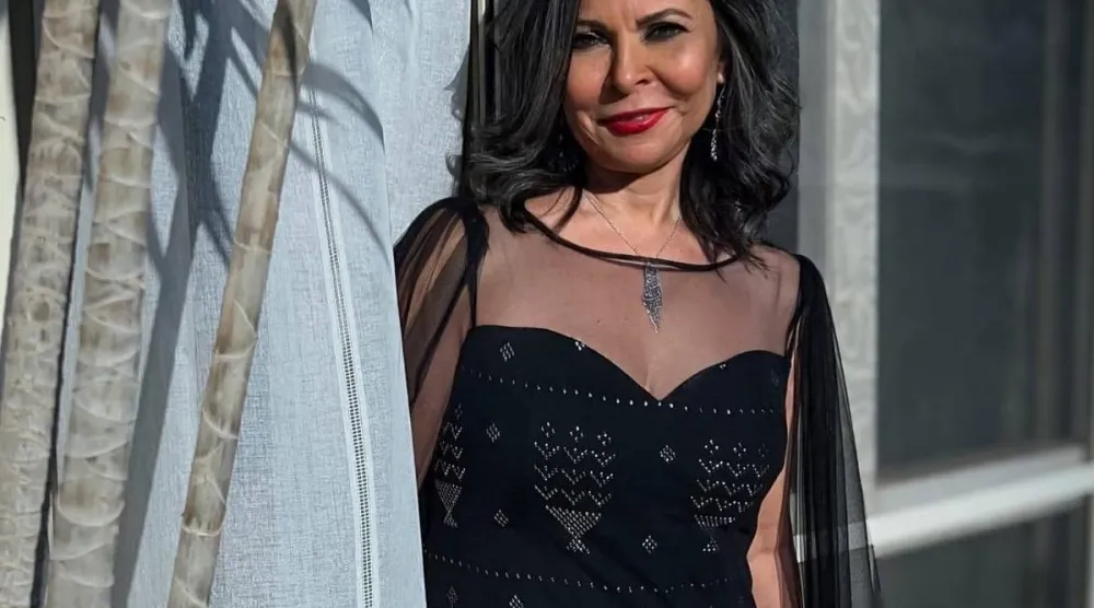 الفنانة سلوى محمد علي بفستان من «التلي» و«الشيفون» (المصمم محمد سامي)