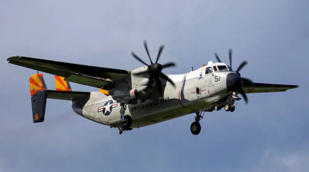 ABD Donanmasına ait bir C-2A Greyhound uçağı, Karayipler'deki uyuşturucu kaçakçılığıyla mücadele misyonu kapsamında Porto Riko'daki Luis Muñoz Marín Havalimanı'na yaklaşıyor (AFP)