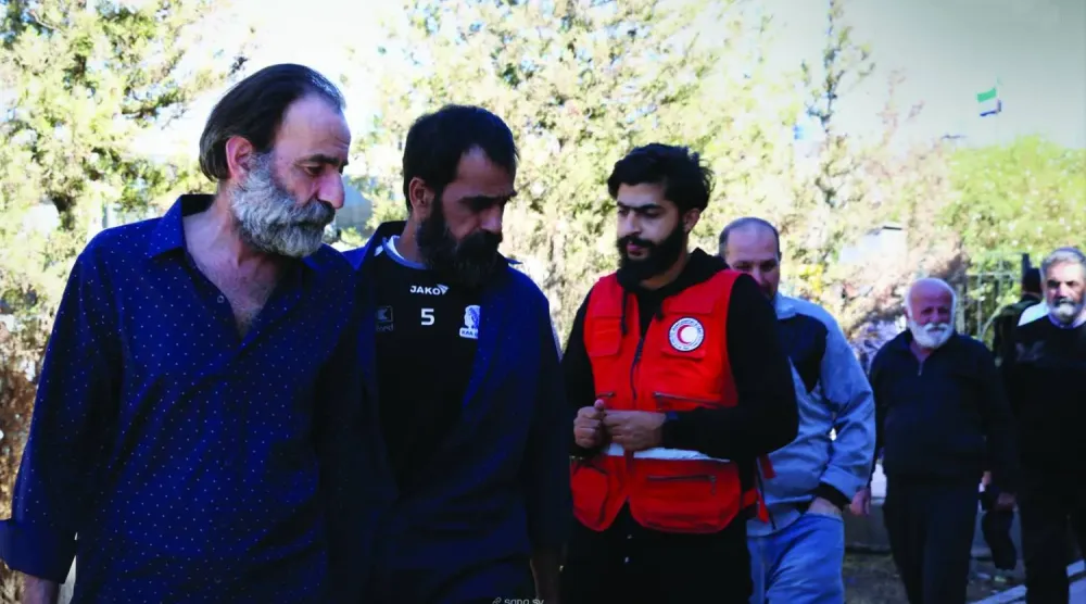 Suriye Kızılayı, Suveyda'dan tutukluların teslim edilme işlemlerini takip ediyor (SANA)