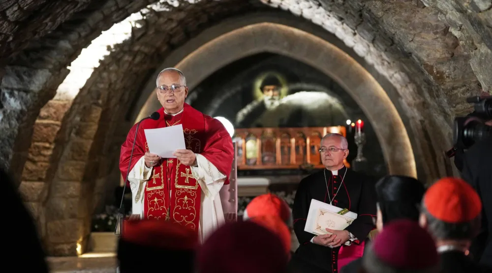 البابا ليو الرابع عشر يلقي كلمة أمام ضريح القديس شربل بدير مار مارون في عنايا اليوم (إ.ب.أ)