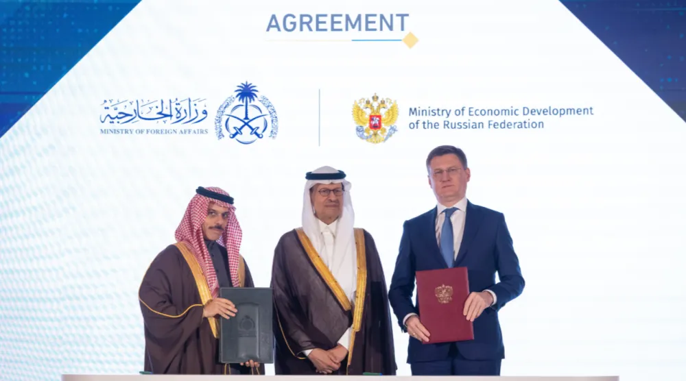 الأمير فيصل بن فرحان وألكسندر نوفاك والأمير عبد العزيز بن سلمان خلال توقيع الاتفاقية (واس)