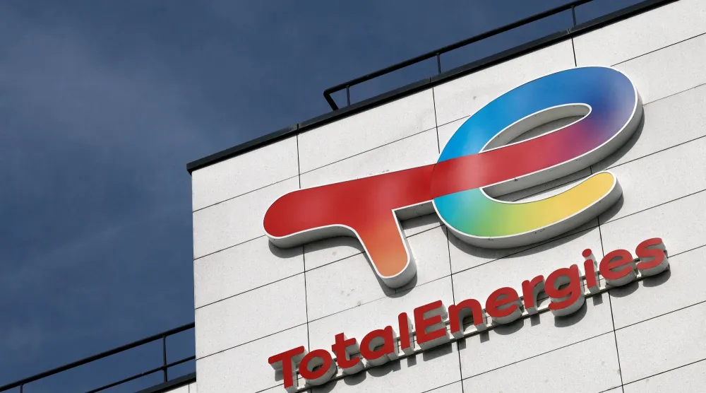شعار شركة النفط والغاز الفرنسية «توتال إنرجيز» على أحد المباني في رويي-مالميزون قرب باريس (رويترز)