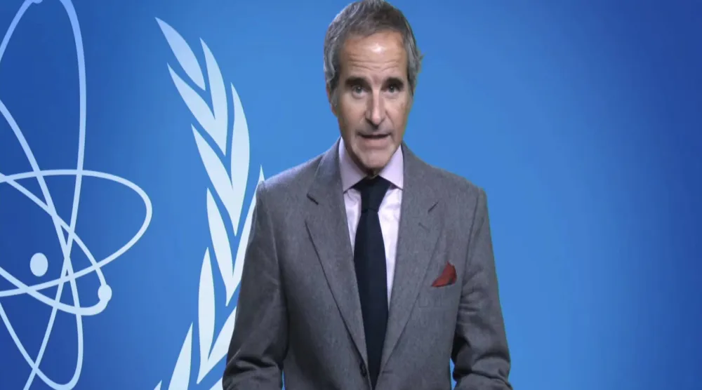 رافائيل غروسي يلقي كلمته التي بثت خلال المؤتمر بالفيديو (الشرق الأوسط)