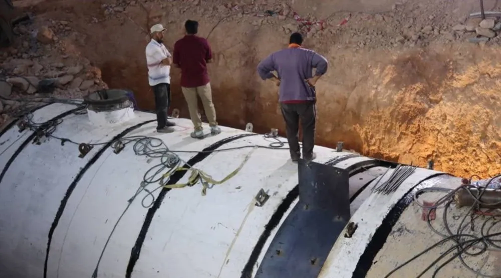فنيون بجهاز «النهر الصناعي» في ليبيا يعملون على توصيل خط فرعي (النهر الصناعي)