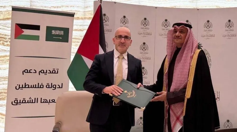 الأمير منصور بن خالد يسلم المنحة المقدمة من السعودية للوزير اسطفان سلامة بمقر السفارة في عمّان (وفا)