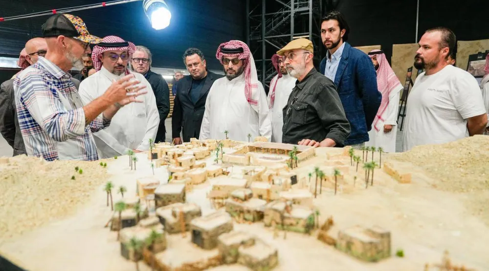تركي آل الشيخ يشاهد العناصر البصرية الدقيقة التي تعكس البيئة التاريخية للفيلم (هيئة الترفيه)