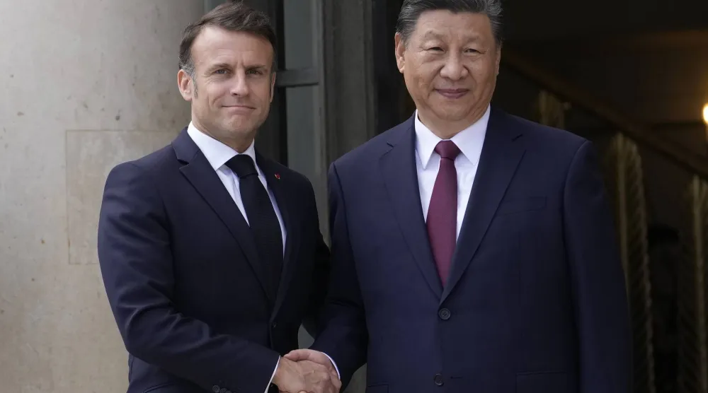 ماكرون مستقبلاً شي في قصر الإليزيه (أرشيفية - أ.ب)