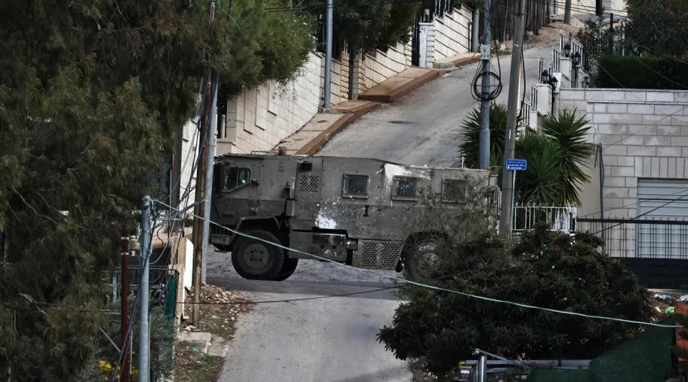 İsrail askeri aracı, işgal altındaki Batı Şeria'nın Ramallah kentinde dün düzenlediği baskın bir kare  (AFP)
