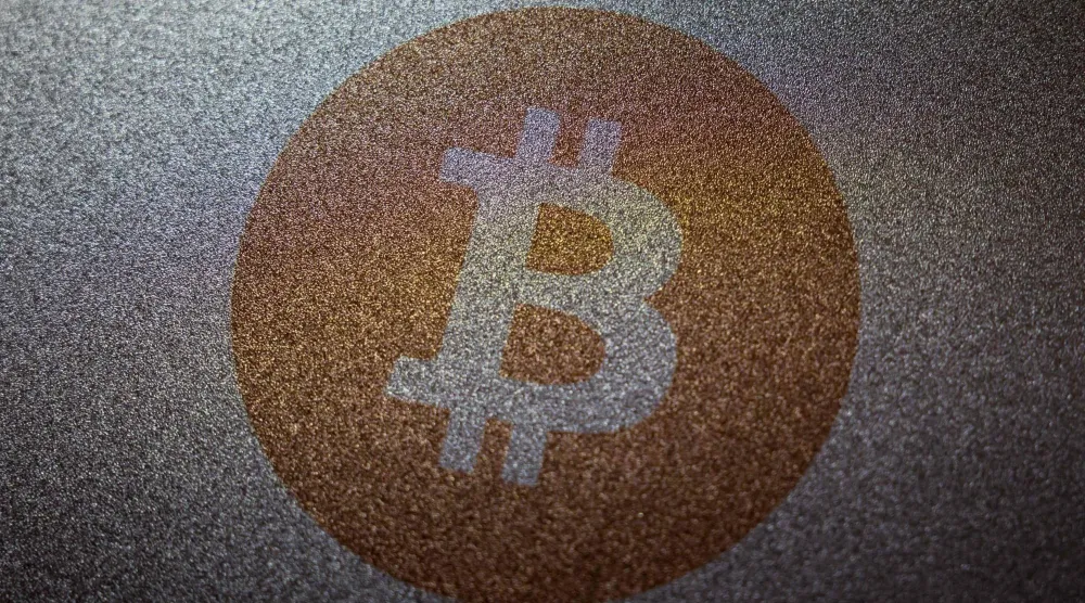 شعار عملة بتكوين خارج بورصة للعملات المشفرة في هونغ كونغ (أ.ف.ب)