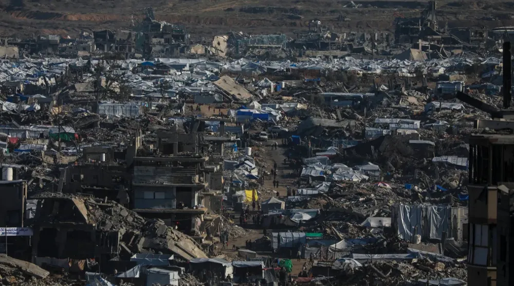Gazze Şehri'nin doğusundaki evlerinin enkazı arasında yerlerinden edilen Filistinli aileler için geçici çadırlar (EPA)