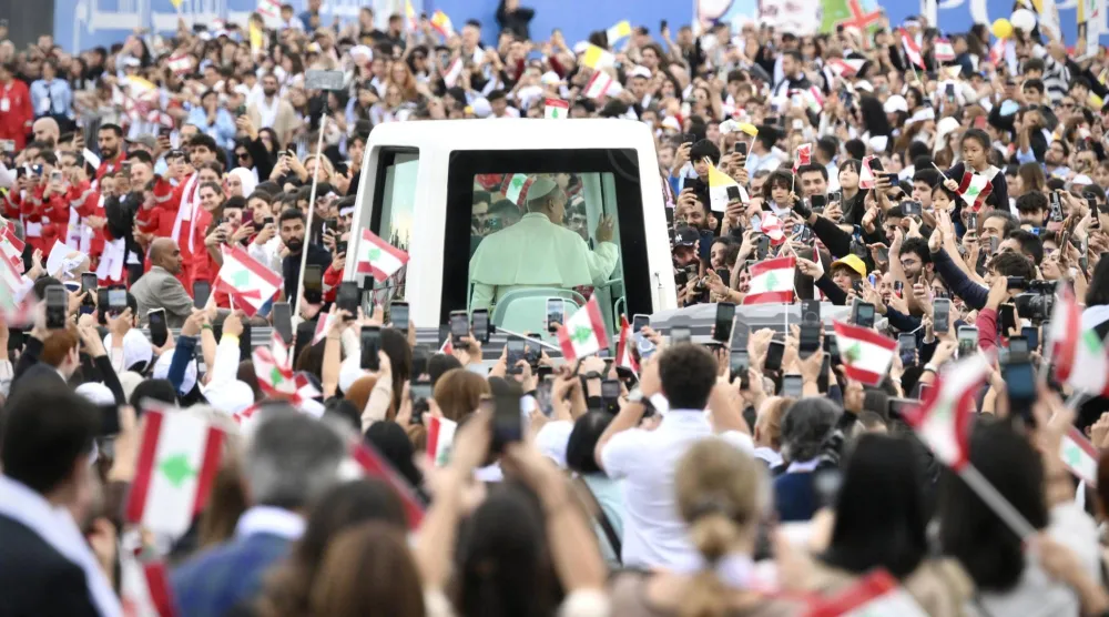 البابا ليو يحيّي الحشود قبل قداس عند الواجهة البحرية في بيروت (إ.ب.أ)