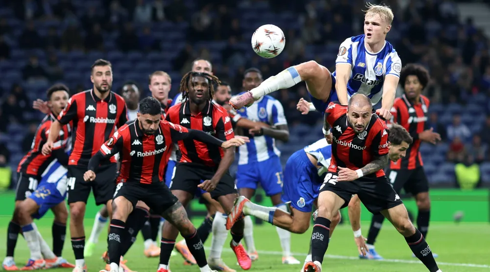 أدان نادي نيس الوقائع «غير المقبولة» بعدما هاجمت الجماهير الغاضبة الجهاز الفني واللاعبين (أ.ب)