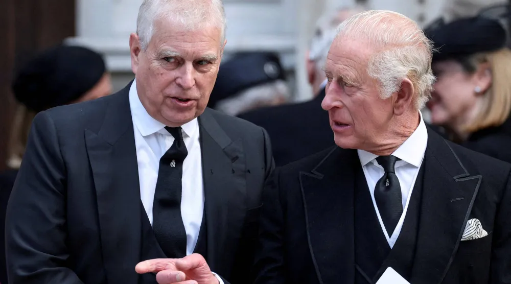 الأمير البريطاني أندرو (يسار) يتحدث مع شقيقه الملك تشارلز (رويترز)