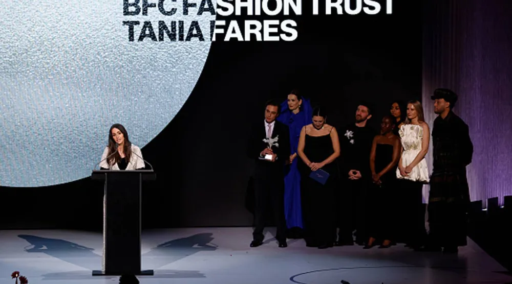 تانيا فارس خلال تلقي كلمتها بعد حصولها على جائزة تقدير على إسهاماتها في دعم المصممين الناشئين (غيتي)