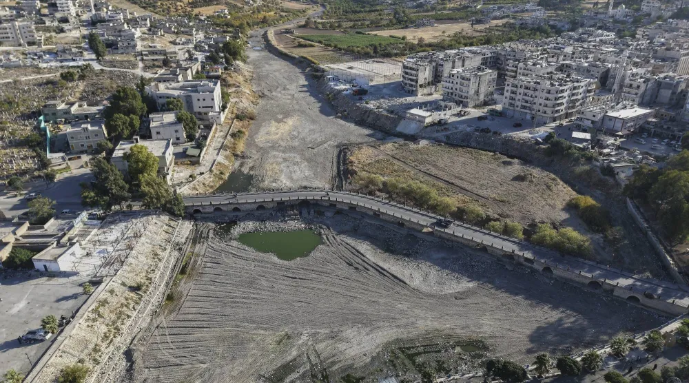 مجرى نهر العاصي في منطقة جسر الشغور غربي إدلب وقد بدا جافاً تماماً أغسطس الماضي (أ.ب)