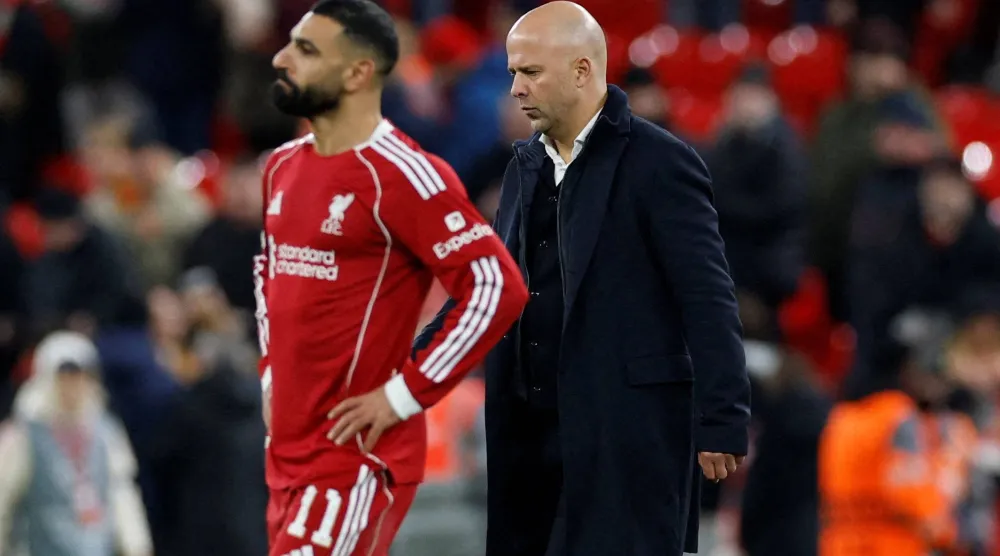 لم يؤكد سلوت مدرب ليفربول ما إذا كان محمد صلاح سيعود إلى تشكيلة الفريق الأساسية (رويترز)
