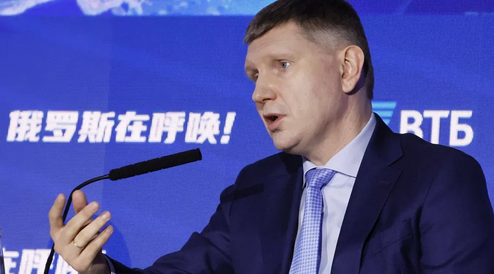 مكسيم ريشيتنيكوف يتحدث خلال جلسة عامة في منتدى «روسيا تنادي» للاستثمار (أرشيفية - رويترز)