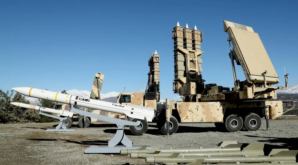 وزارة الدفاع الإيرانية تعرض نظام الدفاع الجوي بعيد المدى «أرمان» في حفل بطهران فبراير الماضي (رويترز)