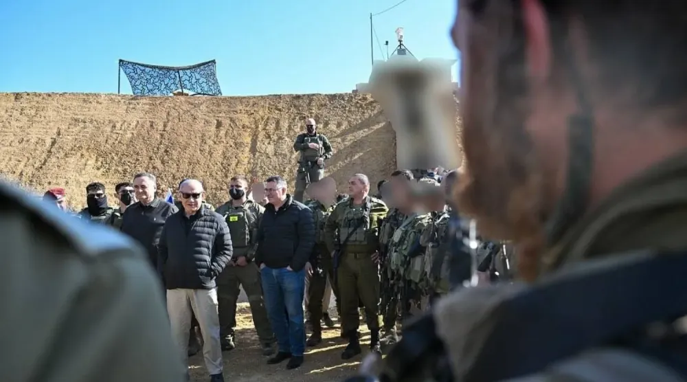 İsrail Başbakanı Binyamin Netanyahu, geçtiğimiz ay üst düzey savunma, dışişleri ve güvenlik yetkilileri eşliğinde Suriye sınırındaki tampon bölgeyi gezdi. (Hükümet Basın Ofisi)