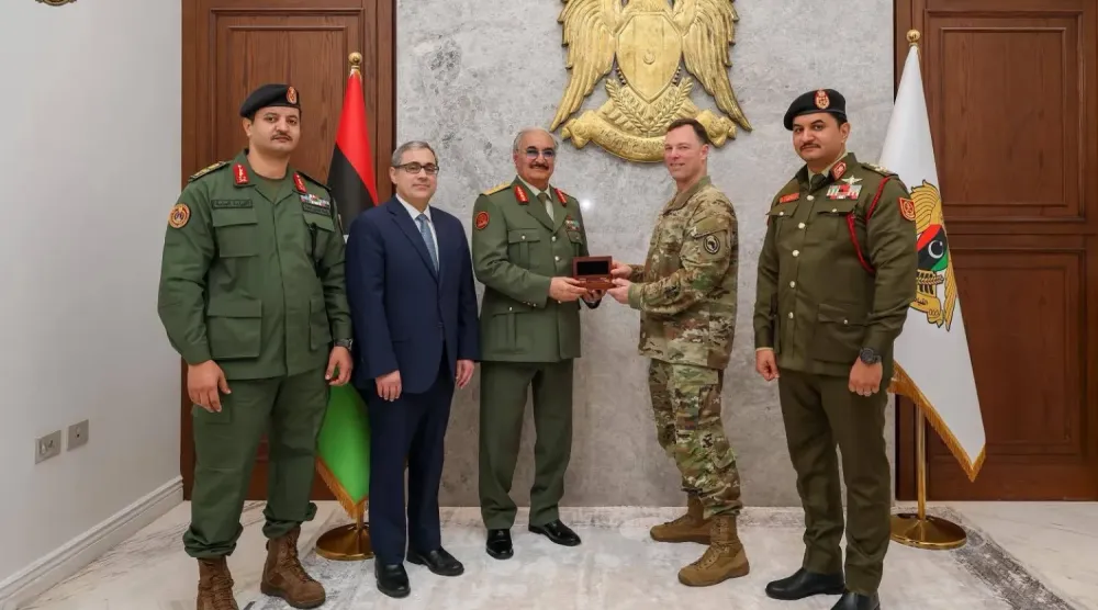 Libya Ulusal Ordusu (LUO) Komutanı Mareşal Halife Hafter ve oğulları, LUO karargâhında AFRICOM Komutanı General Dagvin Anderson ile görüştü, 2 Aralık 2025. (LUO Genel Komutanlığı)