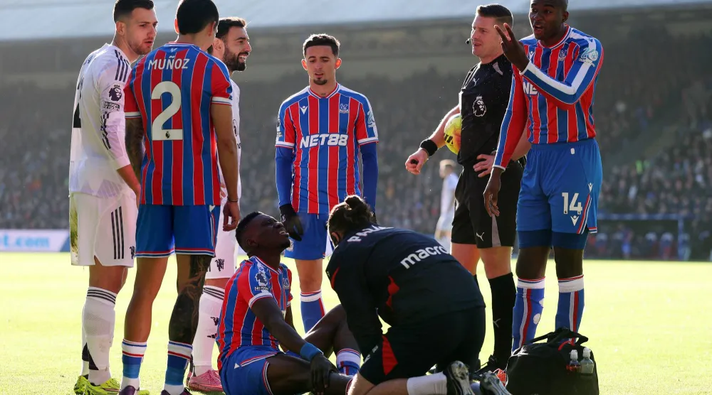 السنغالي إسماعيلا سار لاعب كريستال بالاس أصيب في مواجهة يونايتد (رويترز)