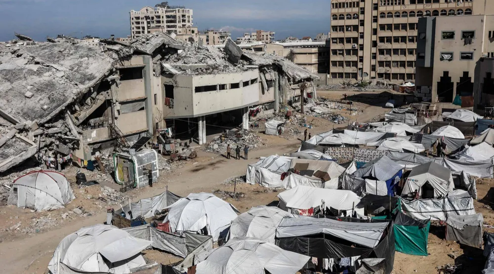 صورة لمخيم للنازحين الفلسطينيين في الجامعة الإسلامية أثناء استئناف الدراسة خلال وقف إطلاق النار بين إسرائيل و«حماس» بمدينة غزة 2 ديسمبر 2025 (أ.ف.ب)