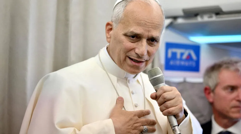 البابا ليو الرابع عشر يتحدث إلى الصحافيين حول انتخابه والعلاقات بين الولايات المتحدة وفنزويلا على متن رحلة متجهة إلى روما (رويترز)