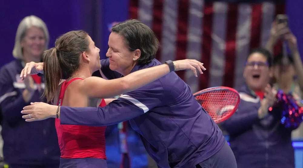 ليندسي دافنبورت (يمين) تحتفل مع إيما نافارو بالفوز في كأس «بيلي جين كينغ» (أ.ب)