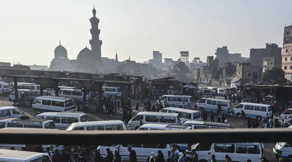 محطة في ميدان السيدة عائشة في القاهرة تزدحم بعدد كبير من سيارات الميكروباص (إ.ب.أ)