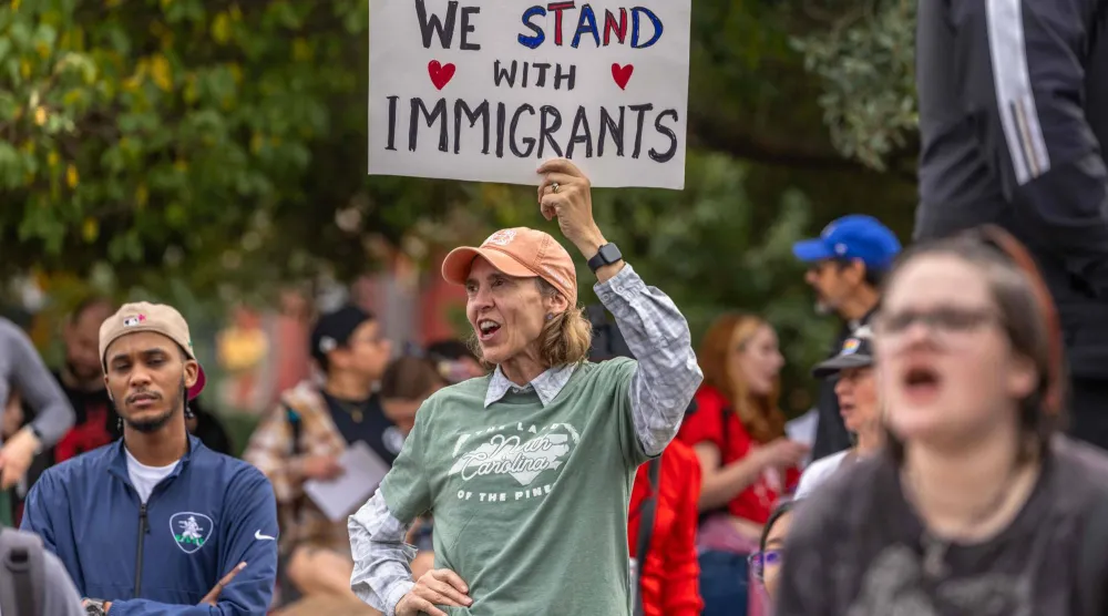 متظاهرون في مدينة شارلوت ضد نشر أفراد حرس الحدود ودائرة الهجرة والجمارك (أ.ف.ب)
