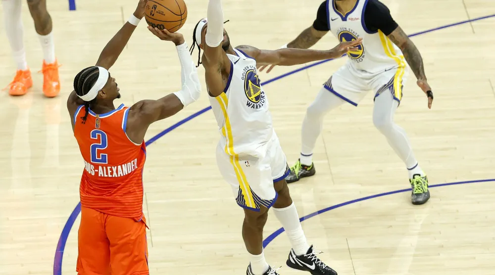 كعادته فرض النجم الكندي شاي غلجيوس-ألكسندر نفسه نجماً للمباراة (إ.ب.أ)