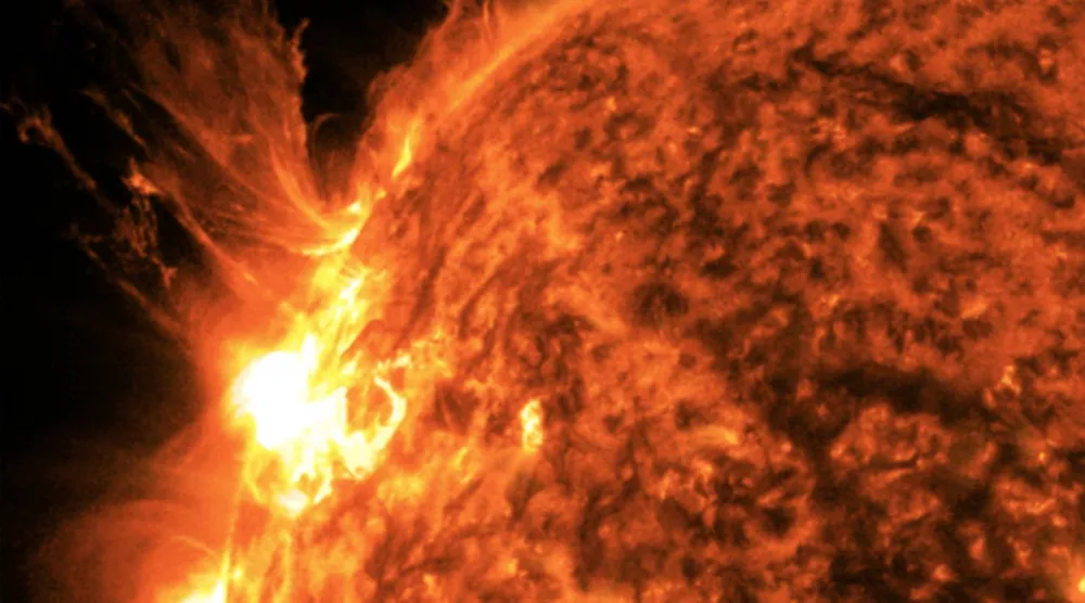 شرارة هائلة تعبُر الفضاء نحو مجالنا المغناطيسي (ناسا)