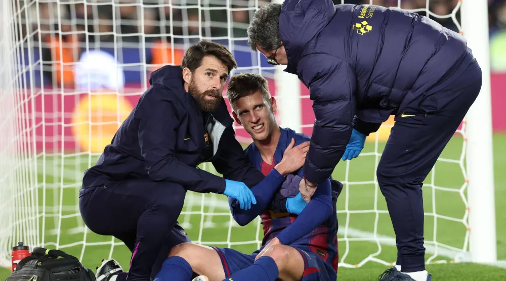 أولمو سيغيب لفترة عن برشلونة بسبب خلع في الكتف (أ.ف.ب)