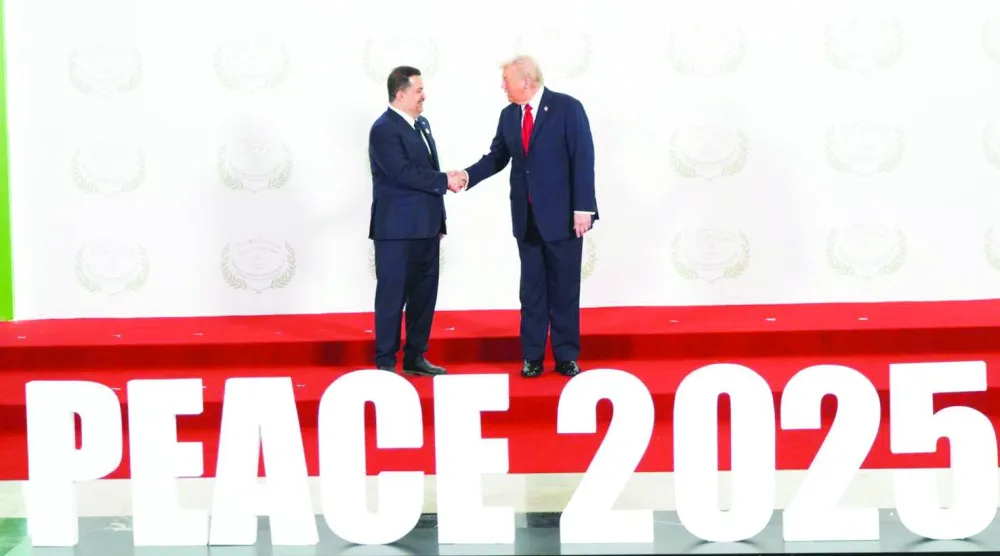 الرئيس الأميركي دونالد ترمب ورئيس الحكومة العراقية محمد شياع السوداني خلال صورة تذكارية على هامش «قمة شرم الشيخ» يوم 13 أكتوبر 2025 (إعلام حكومي)