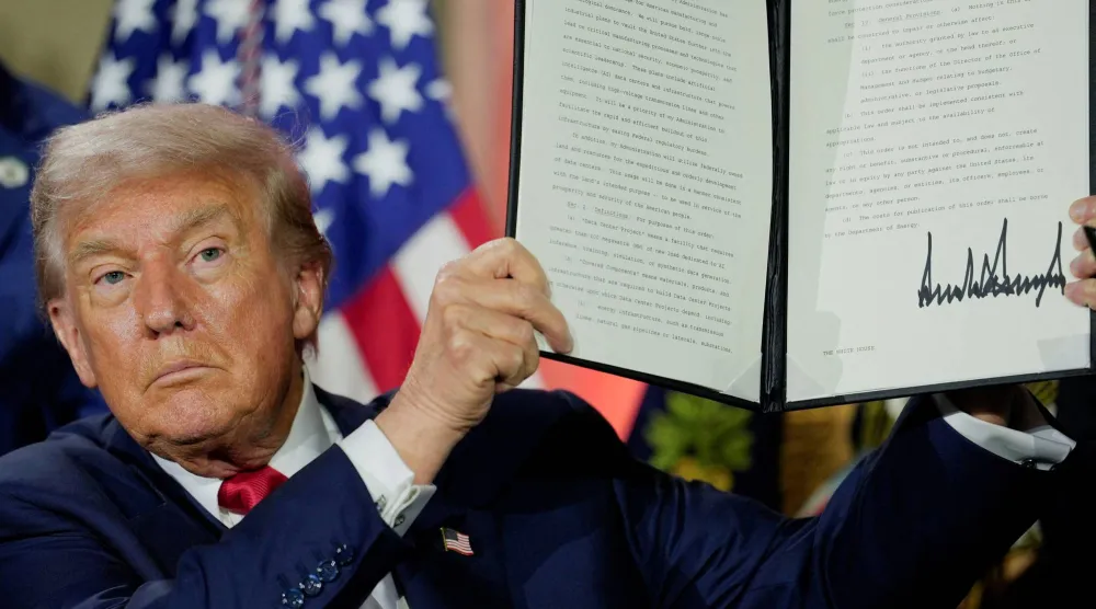 ترمب يوقع على قرار تنفيذي في 23 يوليو 2025 (رويترز)