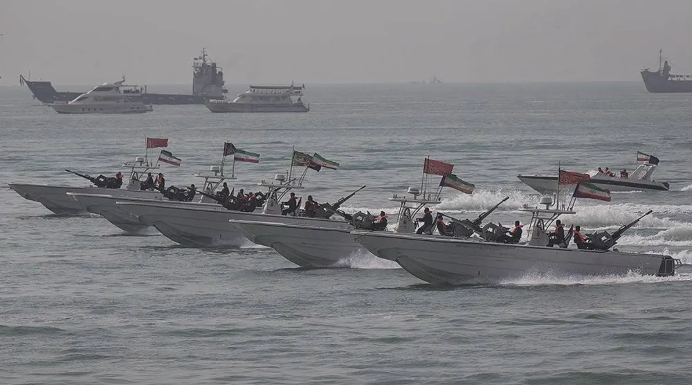 زوارق سريعة لـ«الحرس الثوري» خلال مناورات سابقة في مضيق هرمز (أرشيفية - تسنيم)