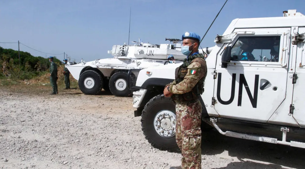 دورية لـ«يونيفيل» على الحدود مع إسرائيل في منطقة الناقورة بجنوب لبنان (أ.ف.ب)