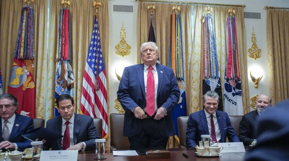 الرئيس الأميركي خلال مغادرته اجتماعاً حكومياً في البيت الأبيض الثلاثاء (إ.ب.أ)