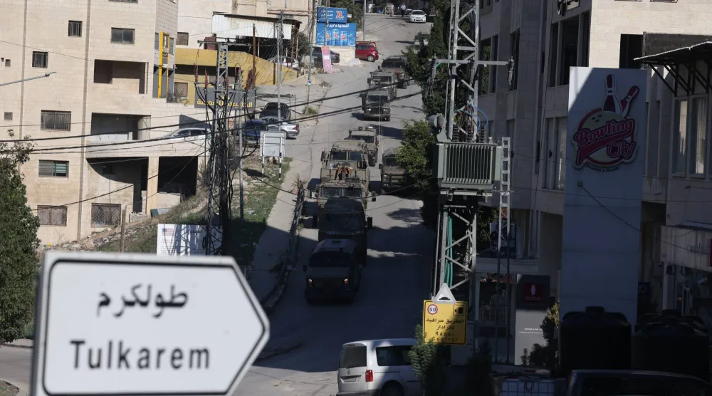 آليات تابعة للاحتلال الإسرائيلي في مدينة نابلس بالضفة الغربية يوم الثلاثاء (إ.ب.أ) 