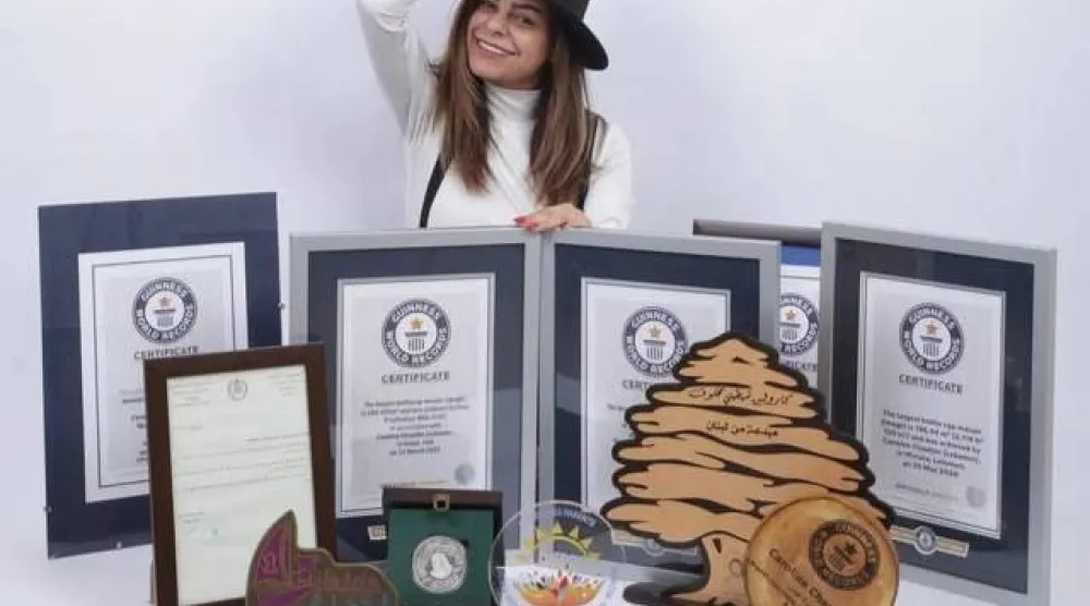 لبنانية تدخل «غينيس» للمرة السادسة بأكبر «أرزة» من النفايات