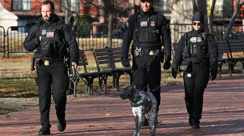 ضباط من فرقة الخدمة السرية يرتدون الزي الرسمي يقومون بدورية في ساحة لافاييت المقابلة للبيت الأبيض في العاصمة واشنطن يوم 27 نوفمبر 2025 (أ.ف.ب) 