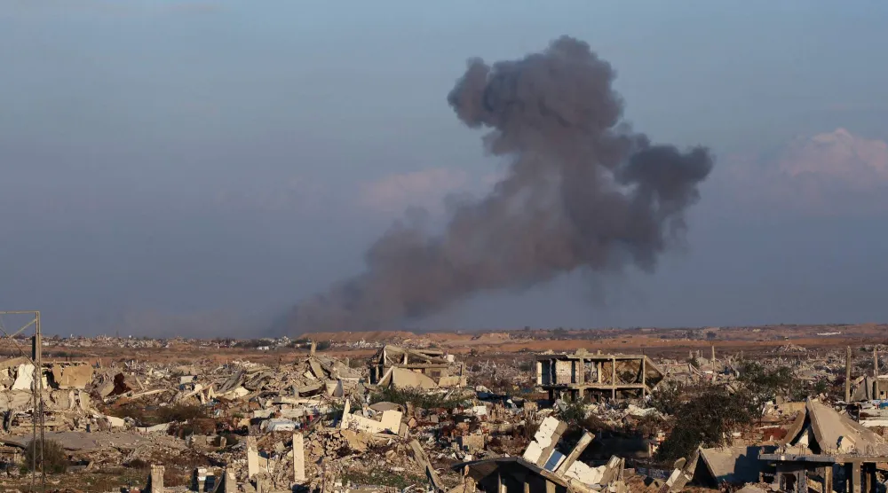 الدخان يتصاعد بعد الغارات الإسرائيلية شرق مدينة غزة (أ.ف.ب)