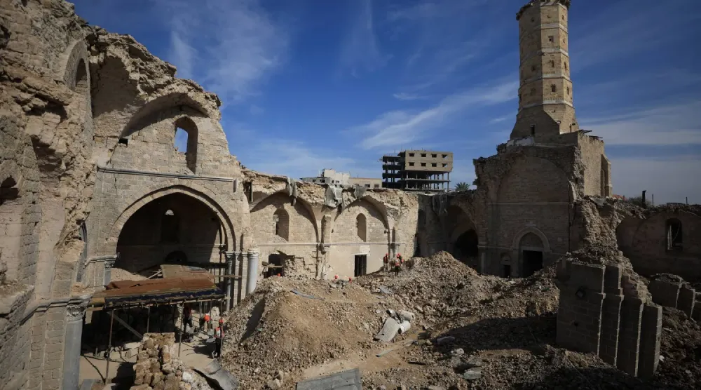 Gazze şehrinde yaşanan savaş sırasında İsrail bombardımanı sonucu hasar gören Büyük Ömer Camii'nin iç restorasyon çalışmaları sırasında çekilmiş bir fotoğraf, 17 Kasım 2025 (Reuters)