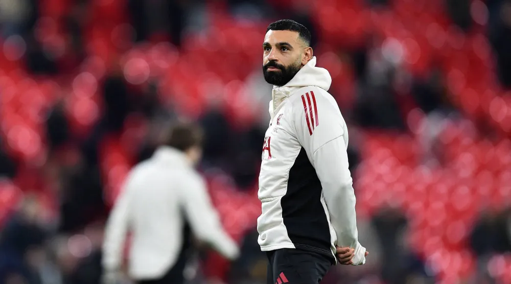 صلاح خلال عمليات الإحماء قبل انطلاق مباراة سندرلاند (رويترز)