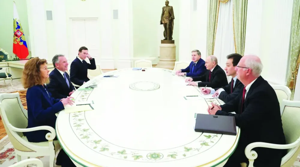 Devlet Başkanı Putin, sağında Yuri Ushakov ve Kirill Dmitriev ile birlikte dün Moskova'da Witkov ve Kushner ile görüştü (Sputnik- AFP)