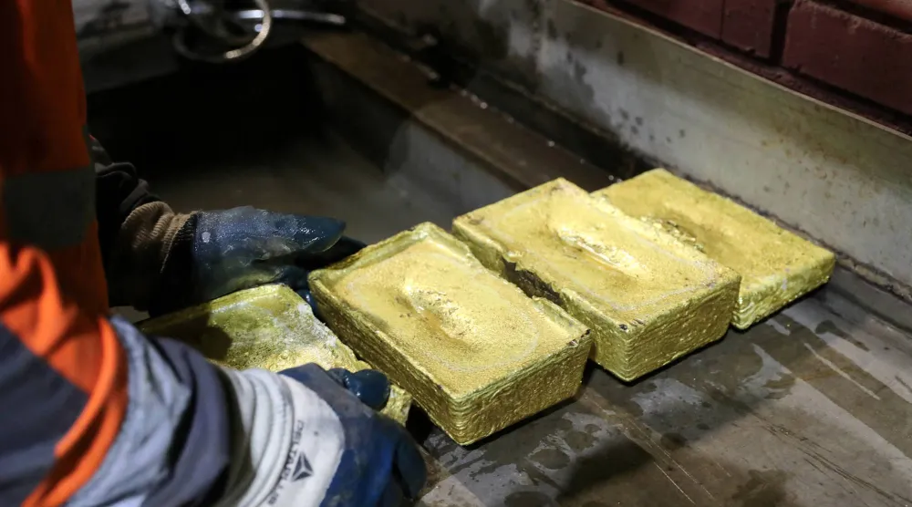 إنتاج سبائك الذهب في مصنع معالجة في منجم فارفارينسكوي للذهب في كازاخستان (رويترز)