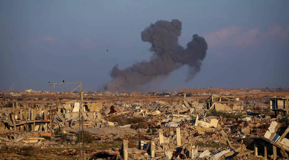 دخان يتصاعد بعد الغارات الإسرائيلية شرق مدينة غزة (أ.ف.ب)