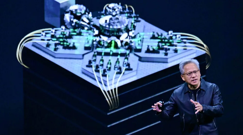 الرئيس التنفيذي لـ «إنفيديا» جنسن هوانغ يتحدث قبل انطلاق مؤتمر تقنية وحدات معالجة الرسوميات في واشنطن - 28 أكتوبر 2025 (أ.ف.ب)